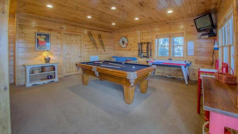 Blackberry Lodge- Pet Friendly | Outdoor Firepit | Hot Tub - image 22
