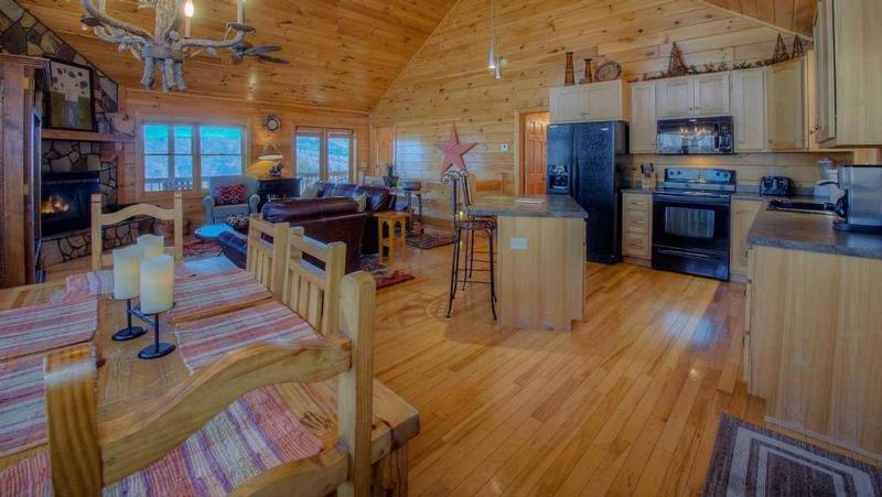 Blackberry Lodge- Pet Friendly | Outdoor Firepit | Hot Tub - image 9