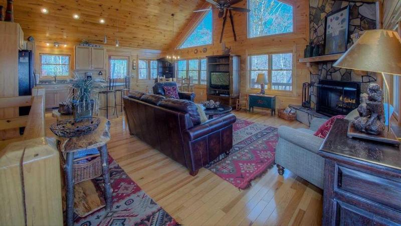 Blackberry Lodge- Pet Friendly | Outdoor Firepit | Hot Tub - image 12