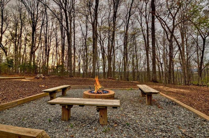 Blackberry Lodge- Pet Friendly | Outdoor Firepit | Hot Tub - image 16