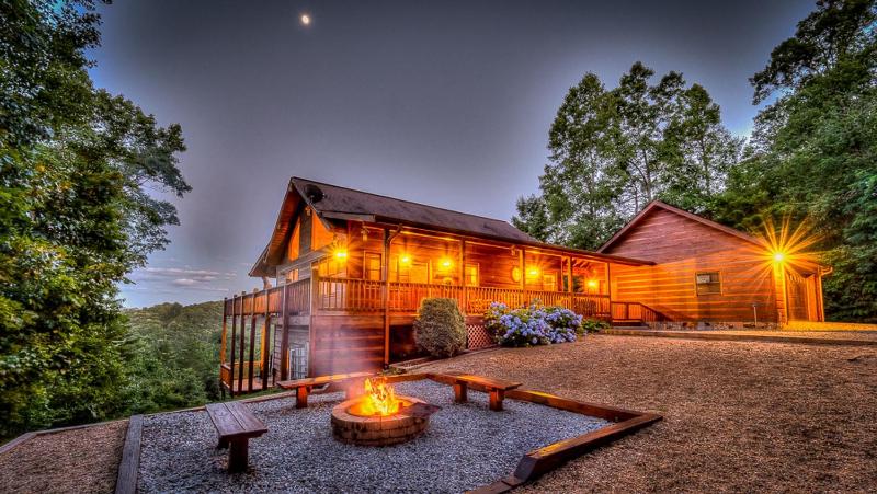 Blackberry Lodge- Pet Friendly | Outdoor Firepit | Hot Tub - image 1