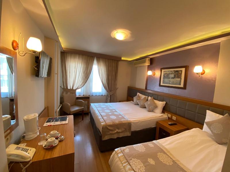 Superior Triple Room image 4