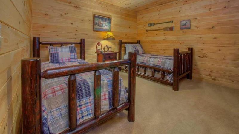 Black Dog of Blue Ridge- Pet Friendly | Fenced In Yard | Hot Tub | Outdoor Fireplace - image 11
