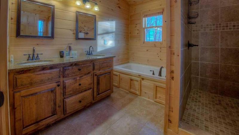 Black Dog of Blue Ridge- Pet Friendly | Fenced In Yard | Hot Tub | Outdoor Fireplace - image 9