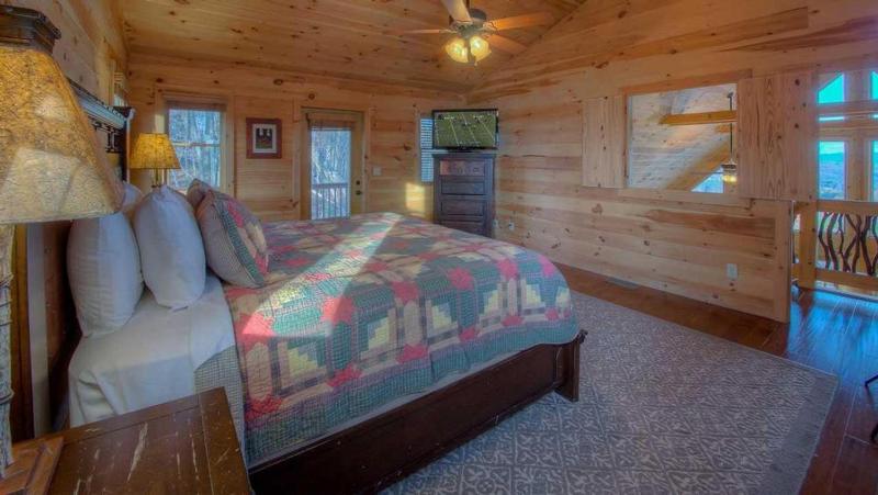 Black Dog of Blue Ridge- Pet Friendly | Fenced In Yard | Hot Tub | Outdoor Fireplace - image 5