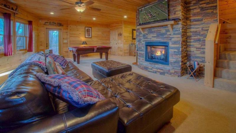 Black Dog of Blue Ridge- Pet Friendly | Fenced In Yard | Hot Tub | Outdoor Fireplace - image 39