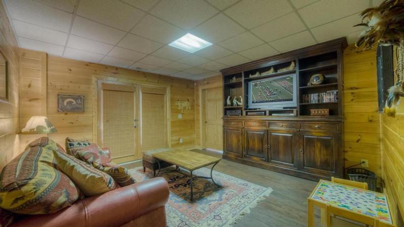 Big Sky Retreat- Pet Friendly | Game Room | Hot Tub with Views - image 38