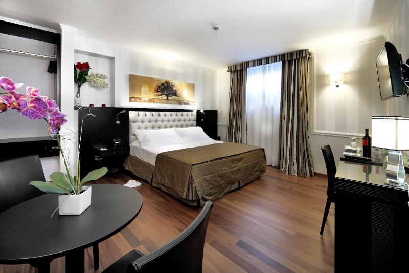 Deluxe Triple Room image 3