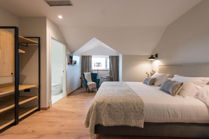 Superior Triple Room with Sea View image 1