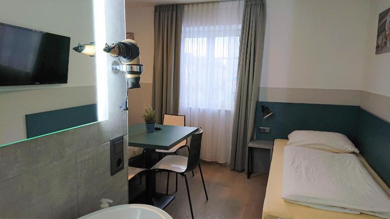 Triple Room with Shared Bathroom image 3