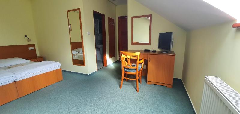 Deluxe Room (2 Adults + 1 Child) image 4