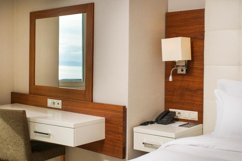 Superior Room with Sea View - Non-Smoking image 2