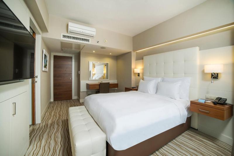 Suite with Sea View - Non-Smoking image 4