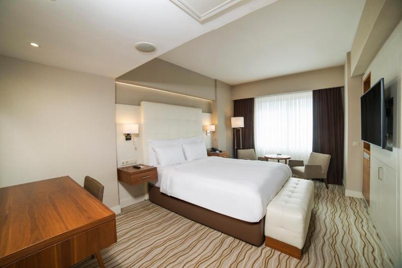 Suite with Sea View - Non-Smoking image 2