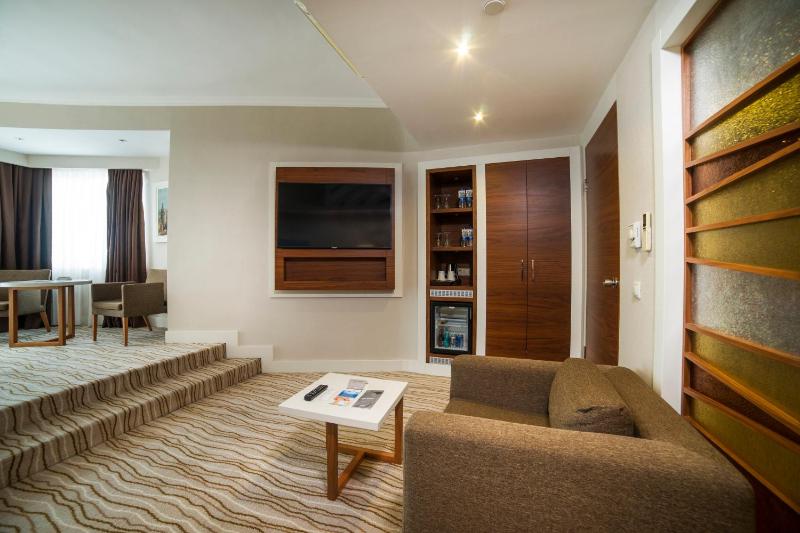 Suite with Balcony and Sea View - Non-Smoking image 4