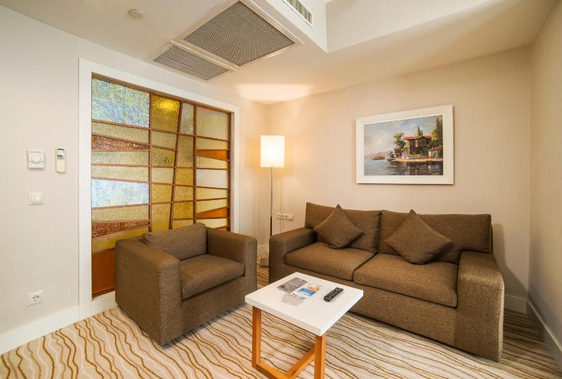 Suite with Balcony and Sea View - Non-Smoking image 3