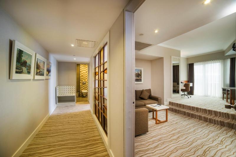 Suite with Balcony and Sea View - Non-Smoking image 2