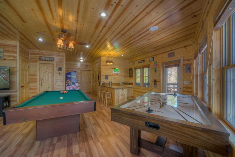 Hilltop Hideaway- EV Car Charger | Hot Tub | All Inclusive Game Room | Close to town - image 7