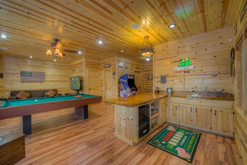 Hilltop Hideaway- EV Car Charger | Hot Tub | All Inclusive Game Room | Close to town - image 8