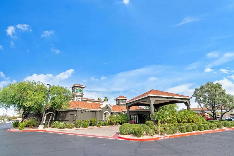 La Quinta Inn & Suites by Wyndham Phoenix Scottsdale - image 41