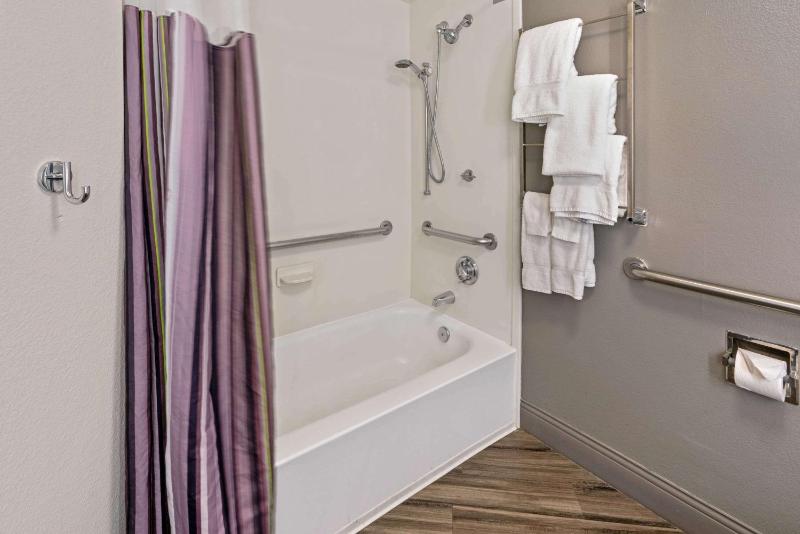 La Quinta Inn & Suites by Wyndham Phoenix Scottsdale - image 8