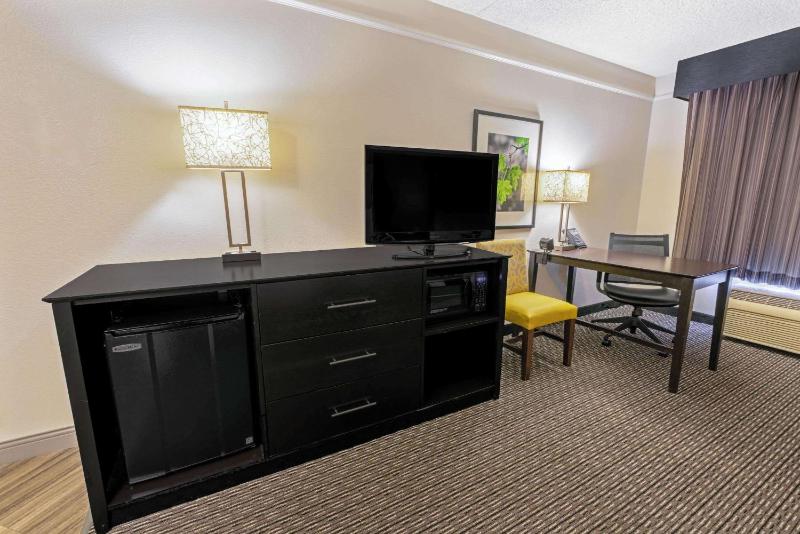 La Quinta Inn & Suites by Wyndham Phoenix Scottsdale - image 11