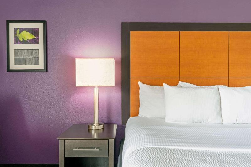 La Quinta Inn & Suites by Wyndham Phoenix Scottsdale - image 24