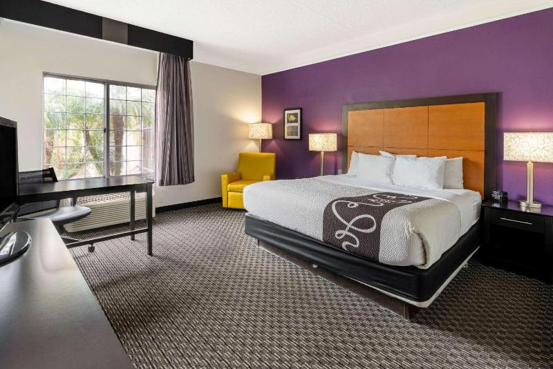 La Quinta Inn & Suites by Wyndham Phoenix Scottsdale - image 13