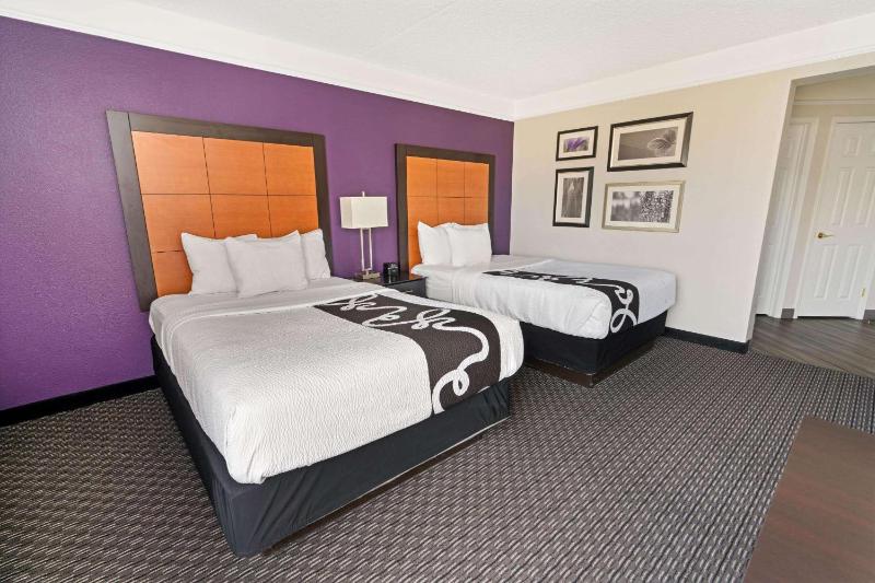 Deluxe Double Room with Two Double Beds image 2