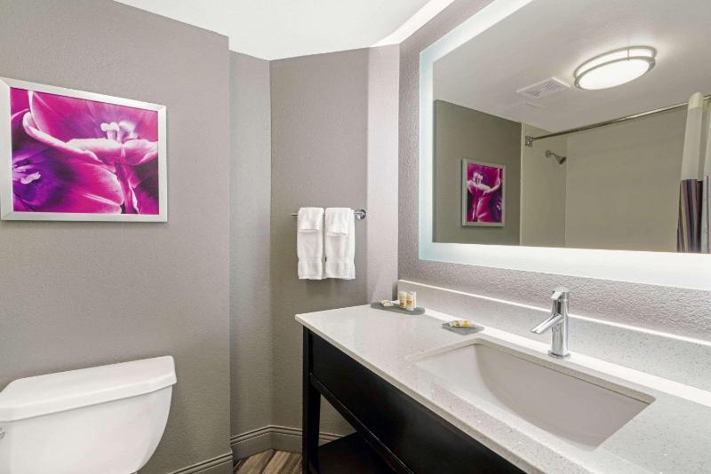 La Quinta Inn & Suites by Wyndham Phoenix Scottsdale - image 10