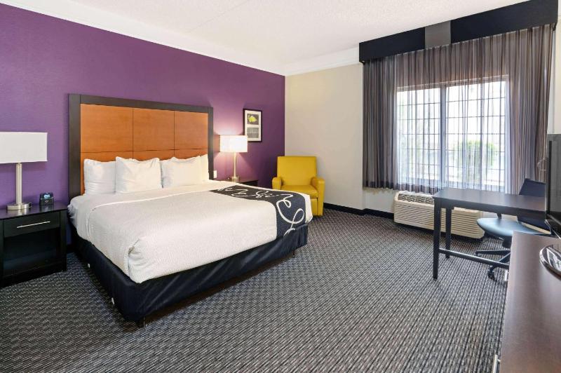 La Quinta Inn & Suites by Wyndham Phoenix Scottsdale - image 21
