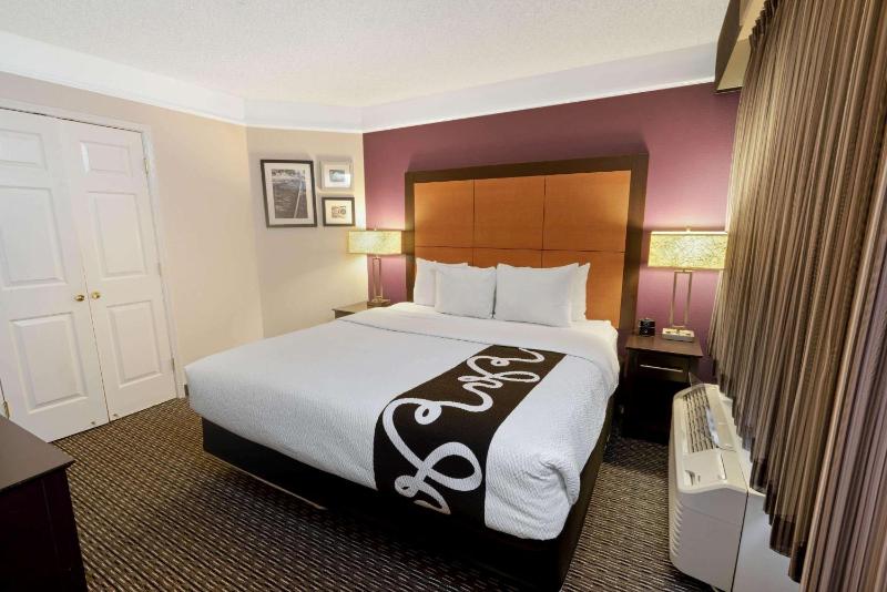 La Quinta Inn & Suites by Wyndham Phoenix Scottsdale - image 6