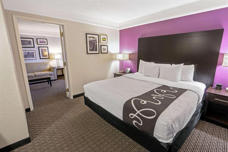 Deluxe King Suite with Sofa Bed image 3
