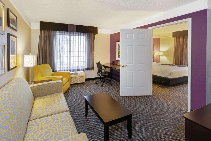 La Quinta Inn & Suites by Wyndham Phoenix Scottsdale - image 39