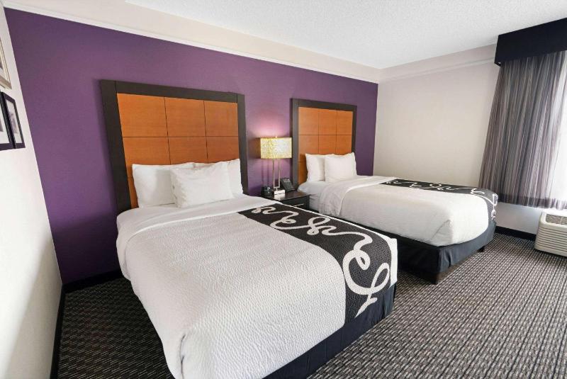 Deluxe Suite with Pool View - Non-Smoking image 3