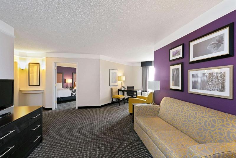 Deluxe Suite with Pool View - Non-Smoking image 4