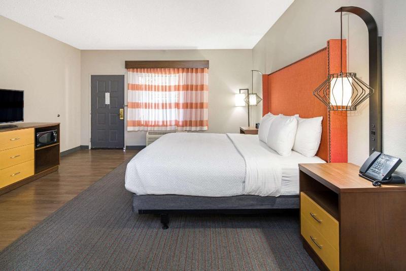 King Room with Bath Tub - Mobility Accessible/Non-Smoking image 2