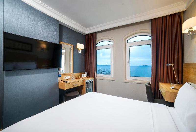 Standard Room with Sea View - Non-Smoking image 2