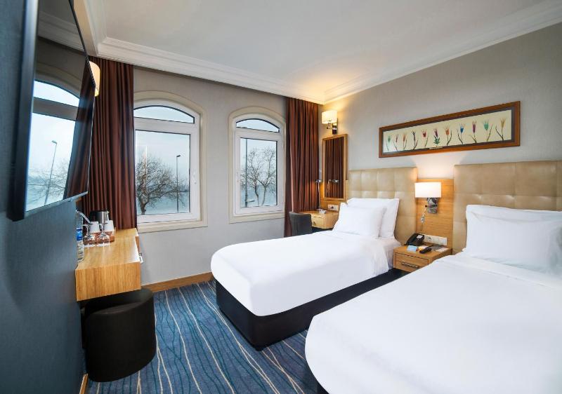 Standard Room with Sea View - Non-Smoking image 3