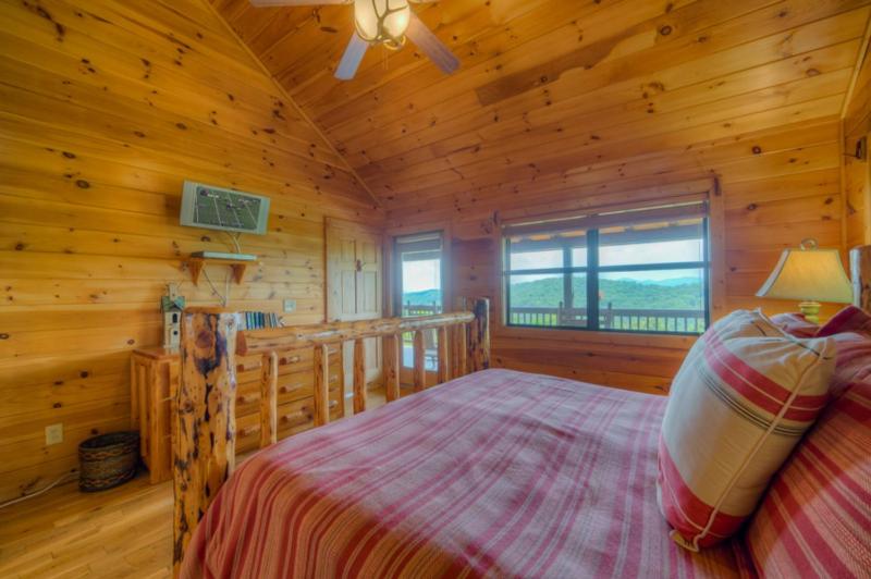 TreeTops- Pet Friendly | Master on Main | 5 minutes from Downtown Blue Ridge - image 7