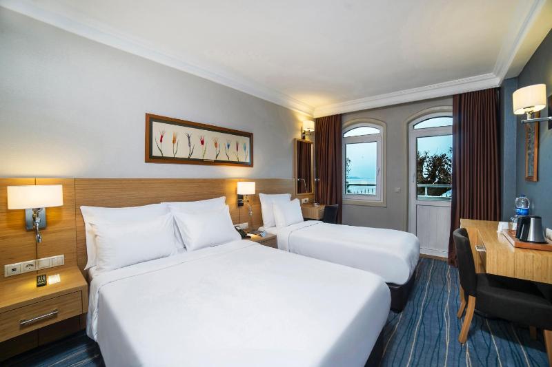 Standard Room with Balcony and Sea View - Non-Smoking image 1