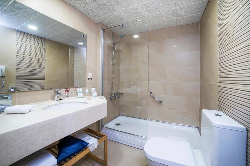 Superior Room with Balcony and Sea View - Non-Smoking image 3