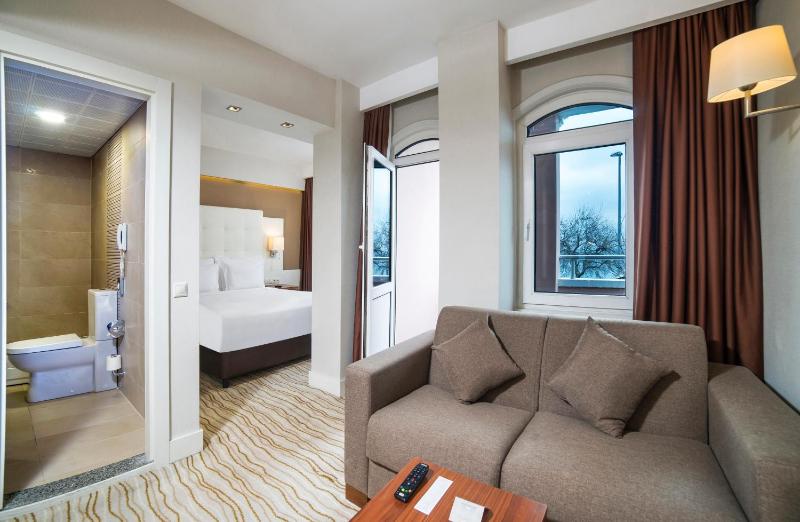 Superior Room with Balcony and Sea View - Non-Smoking image 2