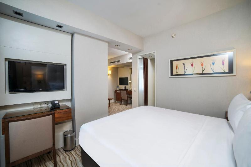Superior Room with Balcony and Sea View - Non-Smoking image 3