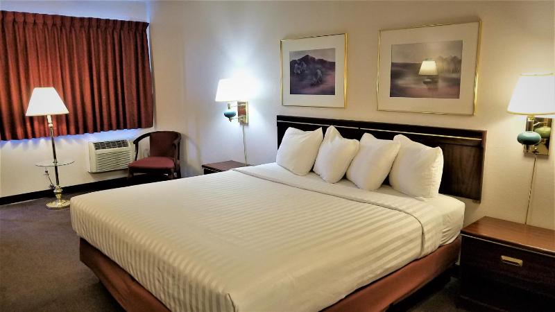 King Room - Non-Smoking image 3