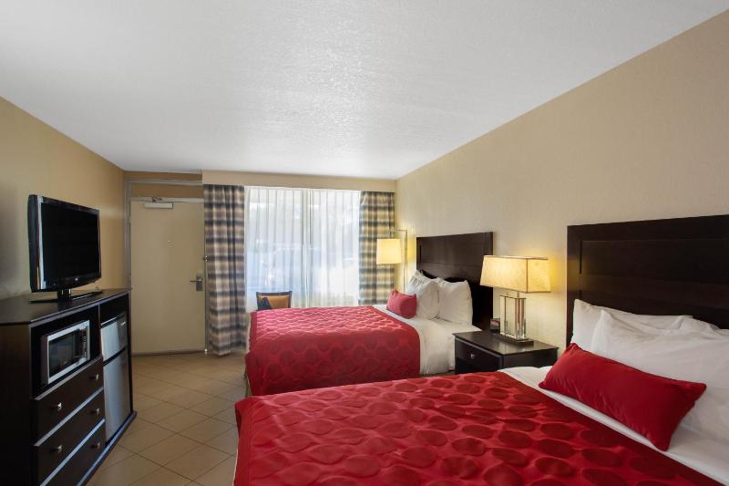 Queen Room with Two Queen Beds and Street View - Non-Smoking image 4