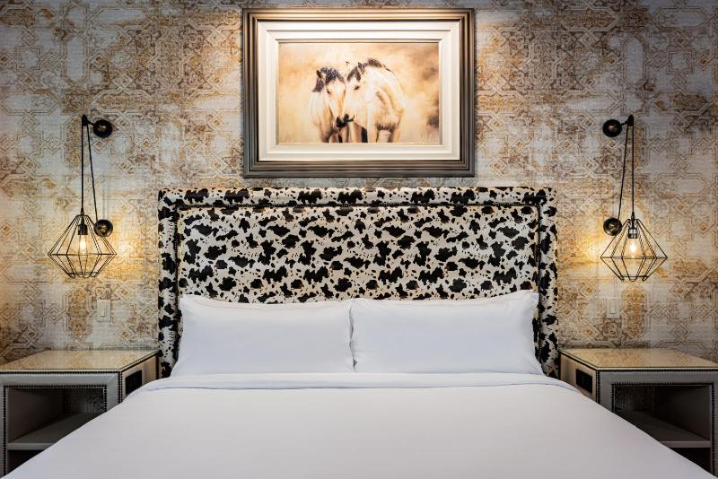Standard King Room image 2