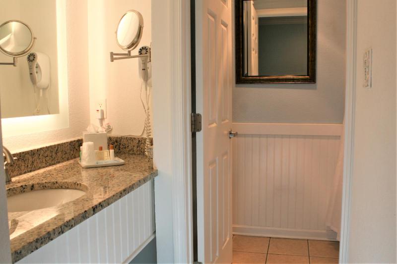 Wilmington Avenue Resort Queen image 3