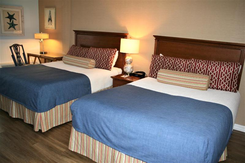 Wilmington Avenue Resort Queen image 2