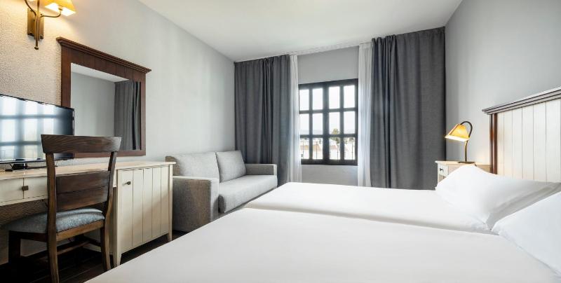 Double or Twin Room image 4